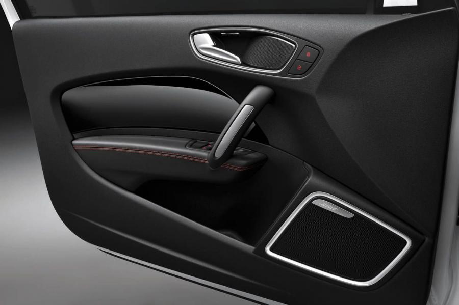 Детали интерьера Audi A1 Quattro (8X) 2012 года  (фото 35 из 53)